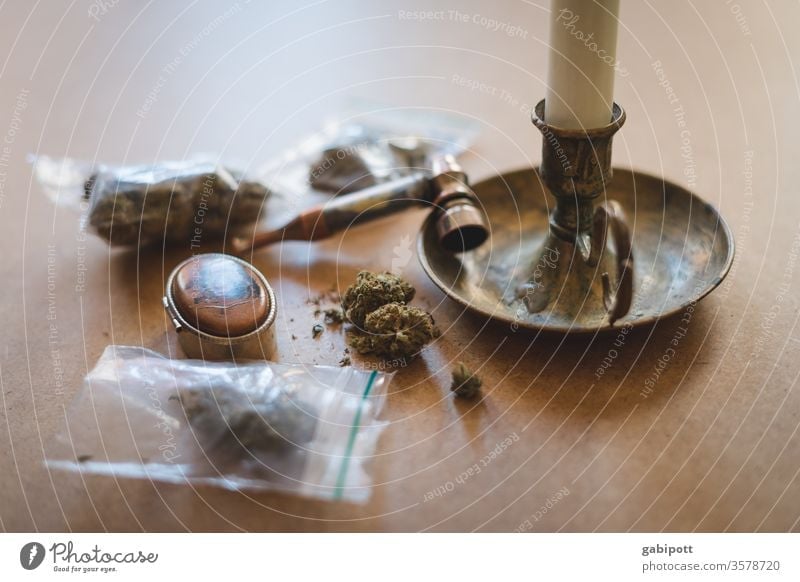 Cannabis in Tütchen auf dem Tisch Hanf Pflanze Rauschmittel grün Alternativmedizin Nahaufnahme Farbfoto Menschenleer Tag Rauchen THC Schwache Tiefenschärfe