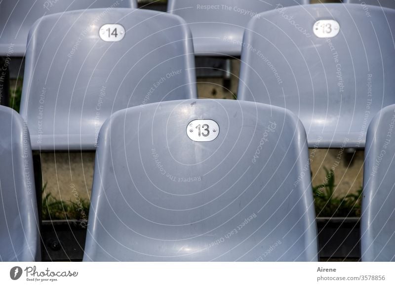 künstlerische Grauzone Theater leer Stühle Bestuhlung Publikum Verbot Aufführung Oper Konzert frei Reihen Stuhlreihen grau dreizehn vierzehn 13 14 Rang