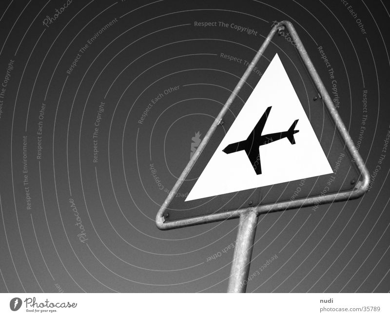 airworld #3 Flugzeug Luft Symbole & Metaphern schwarz weiß Froschperspektive Fototechnik Himmel Zeichen Signet Respekt