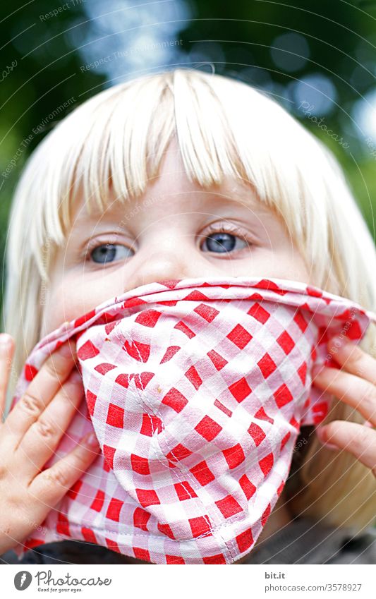 Zu groß... Kind Kleinkind Mädchen Maske Gesicht Porträt Schutzmaske Gesichtsmaske Gesundheit Mundschutz Virus Coronavirus medizinisch Kindheit blond süß