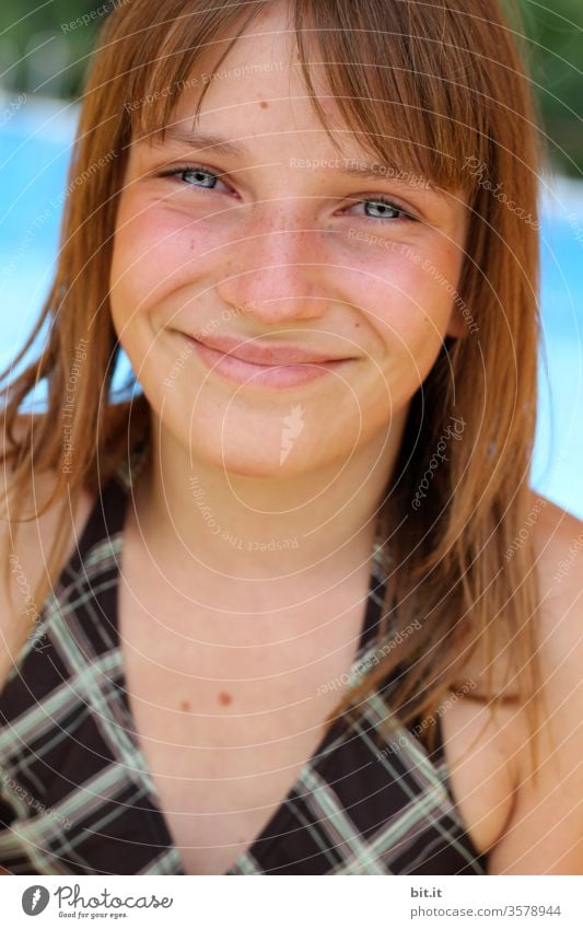 Bikiniwetter Mädchen teenager Jugendliche Sommer Lächeln lachen Freude Glück Fröhlichkeit Ferien & Urlaub & Reisen Meer attraktiv Natur Lifestyle jung kariert