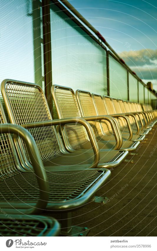 Leere Sitzreihe / Wartezone berlin stuhlreihe sitzplatz ferne leer flugbahn wartezimmer warten taxistand flughafen sitzreihe flugplatz himmel horizont