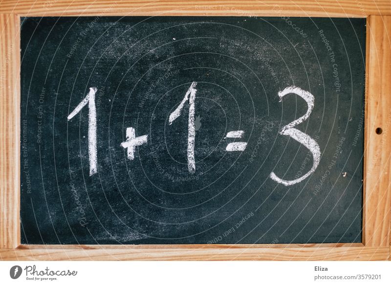 Falsche Rechnung auf einer Tafel. Mathe ist ganz schön schwer. Dyskalkulie. rechnen falsch Nachhilfe Matheschwäche Schule Bildung Fehler lernen Mathematik
