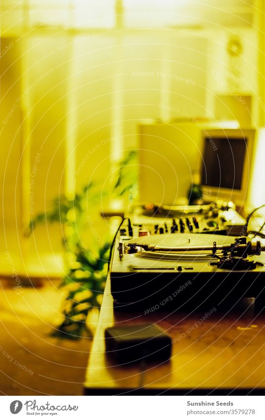 Retro-DJ-Plattenspieler und alter Computer Stimmungsbild Antiquität Audio Hintergrund Kontrolle Decks Scheibe dj unterhalten Entertainment Gerät im Innenbereich
