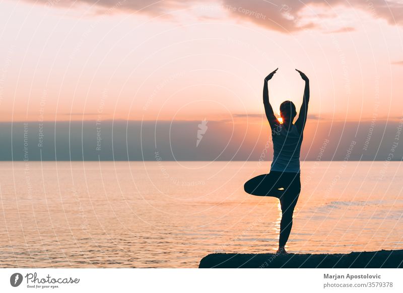 Junge Frau macht Yoga am Strand Sport sportlich strecken Erholung Training Gesundheit passen jung Übung Lifestyle Fitness aktiv Energie Wellness Aktivität
