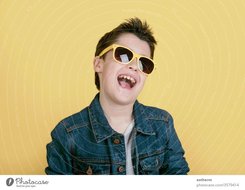 fröhlicher und lächelnder Junge mit Sonnenbrille Kind Kindheit Schutz cool Lächeln Sommer Lifestyle Mode modern Glück Fröhlichkeit positiv Porträt Menschen