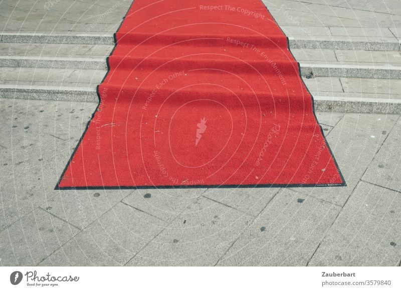 Roter Teppich auf Stufen rot Bodenplatten Gehweg Falten Aufstieg Film leer schäbig Treppe Veranstaltung Kultur verlassen fleckig schmutzig Vergänglichkeit Ruhm