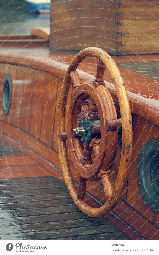 Steuerpflicht oder Steuerflucht? Steuerrad Boot Schiff Wasserfahrzeug Holz retro