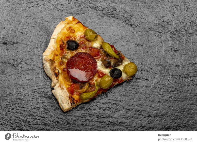 Übersicht über eine Pizza auf Holz Scheibe PizzaScheibe lecker schnell Mahlzeit Essen Abendessen Pfefferoni Italienisch Mozzarella Käse Snack Küche Restaurant
