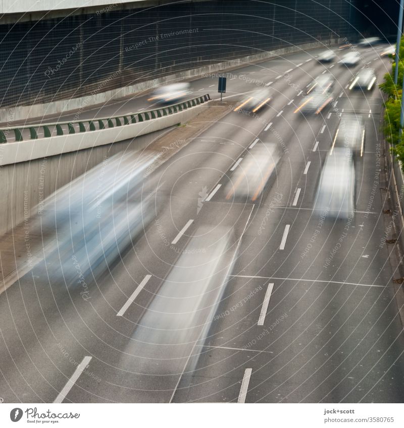 freie Stadtautobahn für freie Bürger Fahrzeug Rushhour Straßenverkehr Verkehrsmittel Verkehrswege Berufsverkehr PKW Geschwindigkeit Bewegungsunschärfe Mobilität