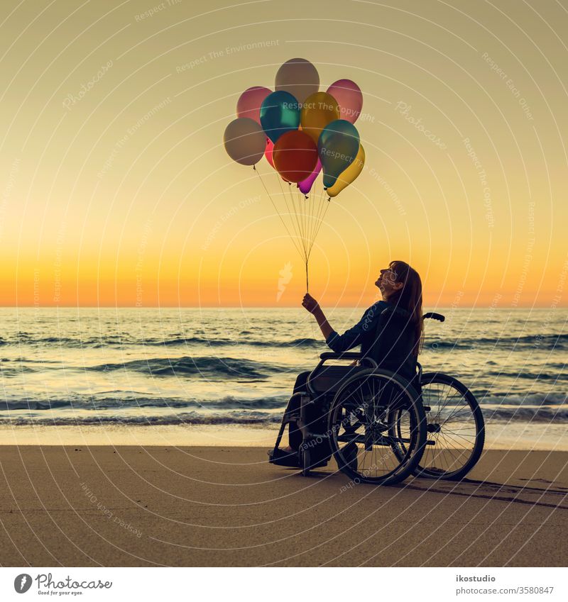 Alles ist möglich Frau Rollstuhl Glück Strand Ballons Sonnenuntergang Behinderte Gesundheitswesen Freude Freizeit Erfolg Motivation Aktivität Behinderung