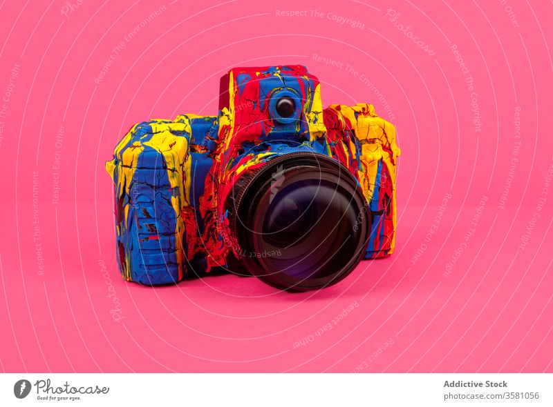 Farbige Fotokamera auf hellem Hintergrund Fotoapparat Farbe farbenfroh Fotografie kreativ retro Kunst Design Inspiration Konzept Stil Hobby Gedächtnis lebhaft