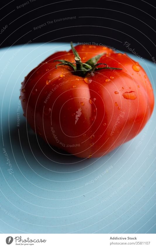Frische Tomate auf dem Teller in der Küche reif frisch gesunde Ernährung organisch Bestandteil Gemüse lecker Wassertropfen natürlich Lebensmittel Vegetarier