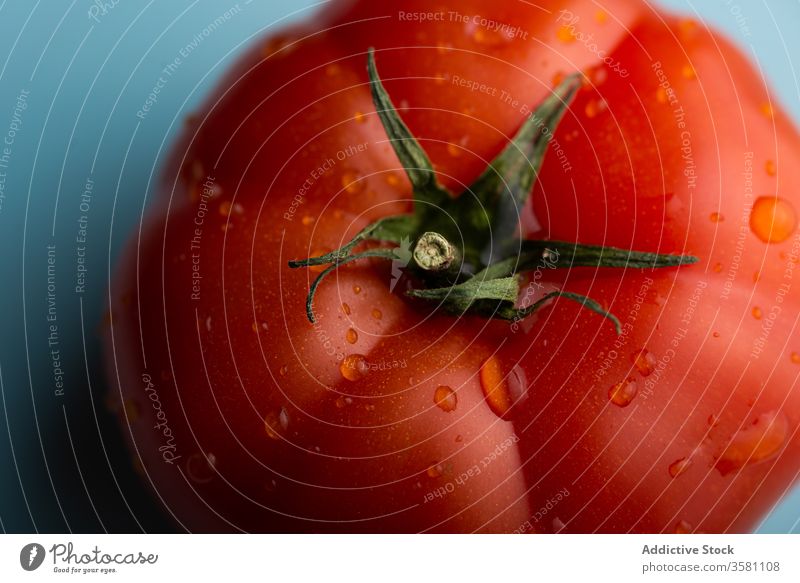 Frische Tomate auf dem Teller in der Küche reif frisch gesunde Ernährung organisch Bestandteil Gemüse lecker Wassertropfen natürlich Lebensmittel Vegetarier
