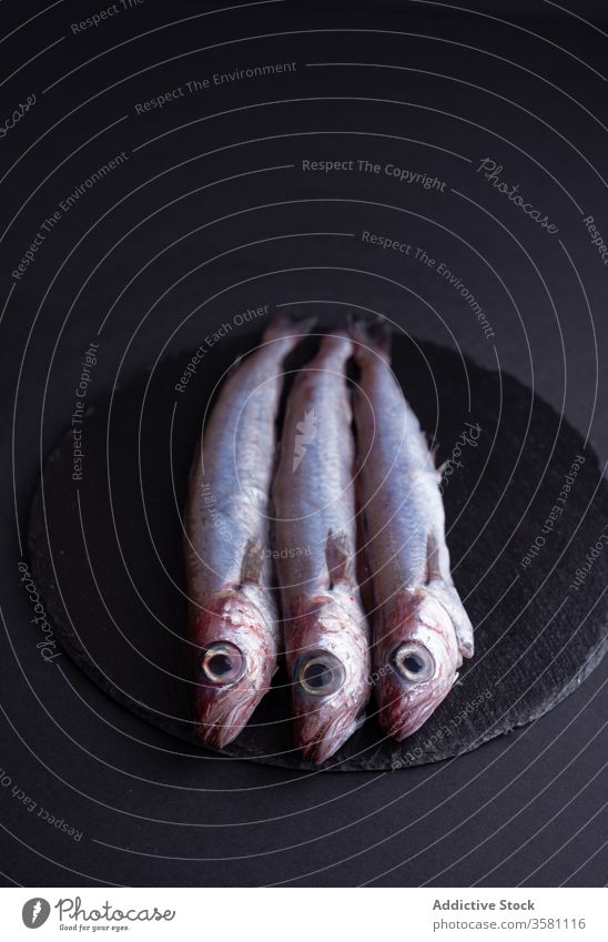 Frischer Stinkfisch auf Schiefertafel schmelzen Fisch Tisch Holzplatte Küche frisch Bestandteil Meeresfrüchte roh Feinschmecker ungekocht kulinarisch Produkt