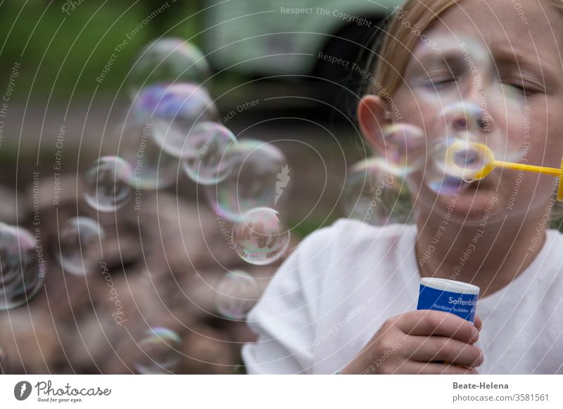Mit Seifenblasen zum Flug abheben Sommer transparenz fliegen Spaß Kind spielen vergessen schillern Spielen Kindheit Freude Glück Mädchen Außenaufnahme