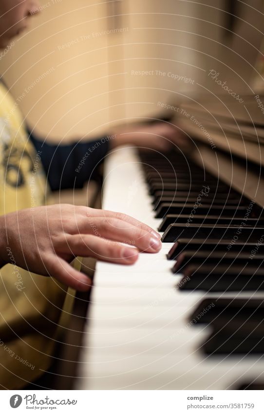 Klavierstunde klavierstunde E-piano tasten Tastatur Musik musik machen musizieren Junge Kind lernen Finger Klassik Lied Leidenschaft Lehrer