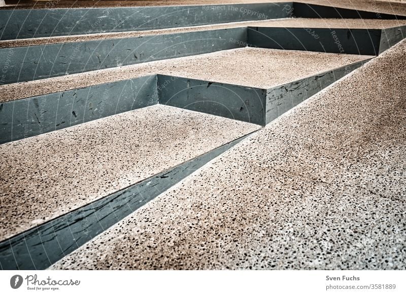 Eingangsbereich mit verschiedenen Treppenstufen treppe metall beton behindertengerecht rampe schräge textur hintergrund oberfläche muster grau weg abstrakt rauh