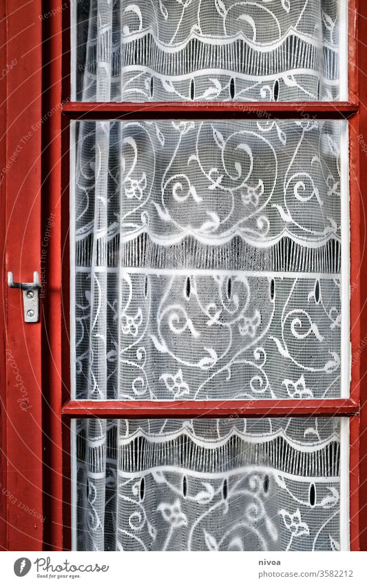 rotes Fenster mit Gardine Glas Spitze Menschenleer weiß Farbfoto Vorhang Haus Dekoration & Verzierung Häusliches Leben Tag alt Außenaufnahme Detailaufnahme