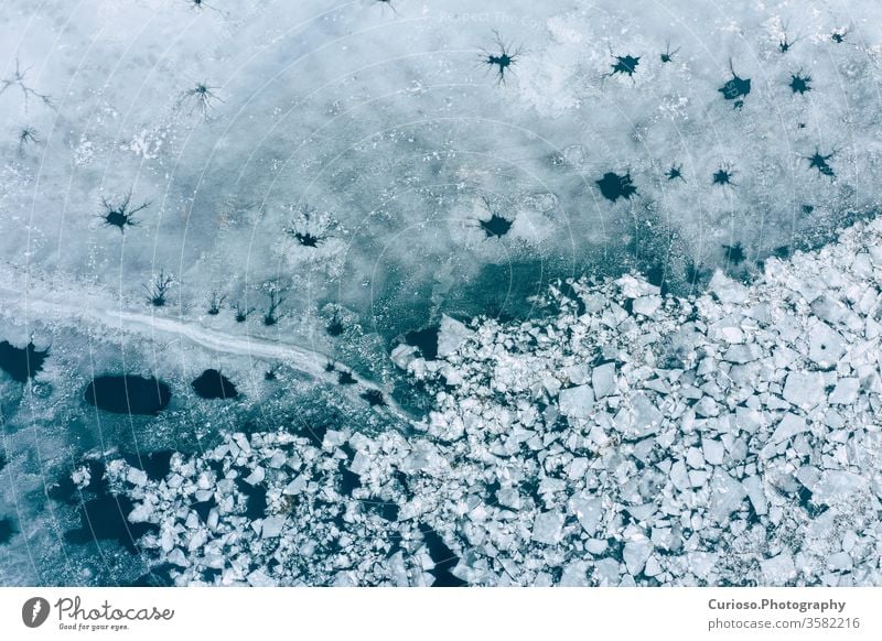 Gletscherlagune mit Eisbergen von oben. Luftaufnahme. Risse im Eis aus der Drohnenansicht. Konzept der Hintergrundtextur. blau Ansicht Wasser weiß Natur