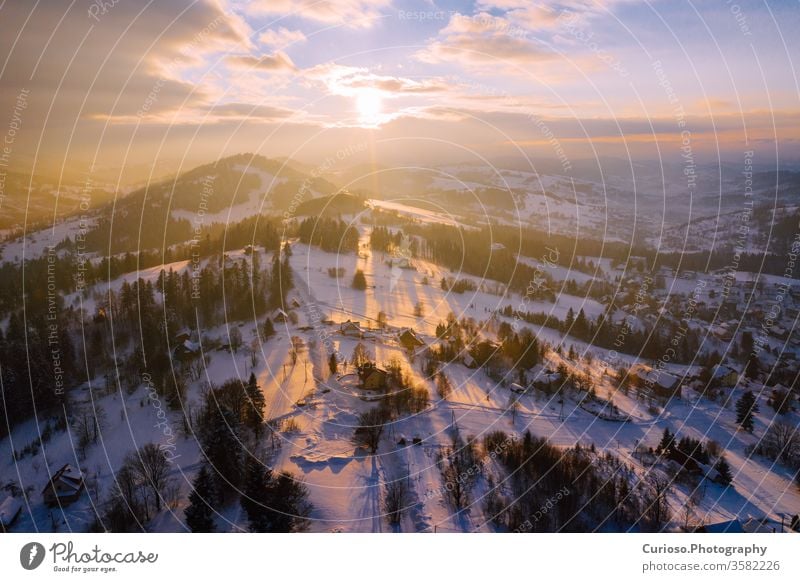 Winterlandschaft in den schlesischen Beskiden. Blick von oben. Mit Drohne aufgenommenes Landschaftsfoto. Polen, Europa. Berge Himmel reisen Wolken beskid Schnee