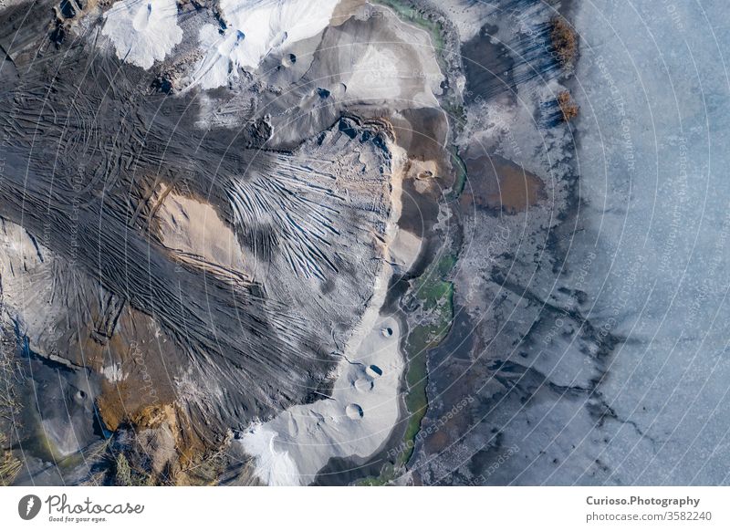 Luftaufnahme der degradierten Landschaft. Zerstörtes Land. Ansicht von oben. Industrieller Ort. Mit Drohne aufgenommenes Foto. Polen zerstört Mine Hintergrund