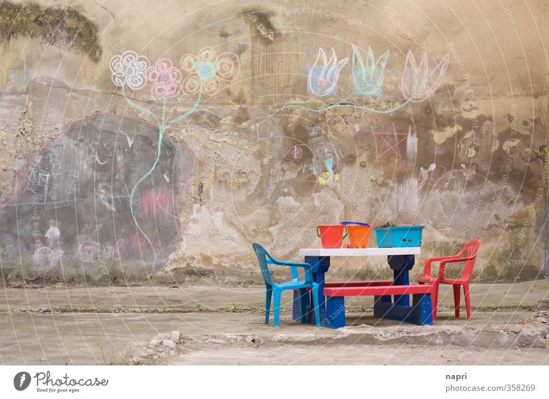 Hofpause Stadt Spielplatz Mauer Wand Zusammensein mehrfarbig Freundschaft Toleranz Neugier Einsamkeit Bildung Kindheit Kreativität Teamwork Zukunft Farbfoto