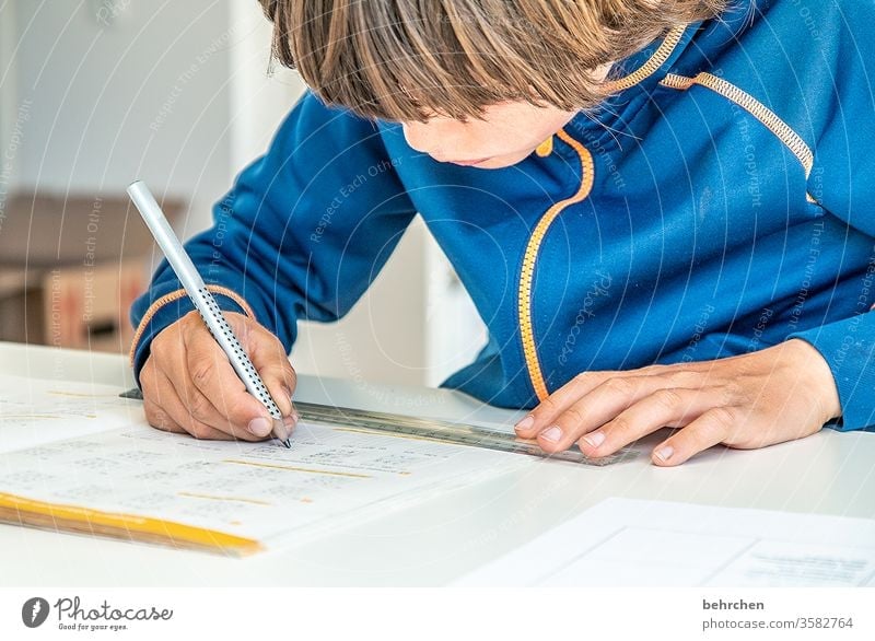 homeschooling | auf ein neues coronavirus konzentriert Konzentration Füller zuhause Homeoffice anstrengen angestrengt Homeschooling zu Hause arbeiten