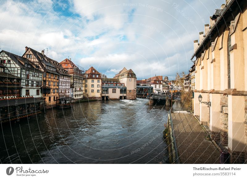 Colmar - Blick auf die Altstadt Dorf beliebt touristisch Fluss Häuserzeile alt Außenaufnahme historisch Haus Tourismus Ferien & Urlaub & Reisen Wolken Gebäude