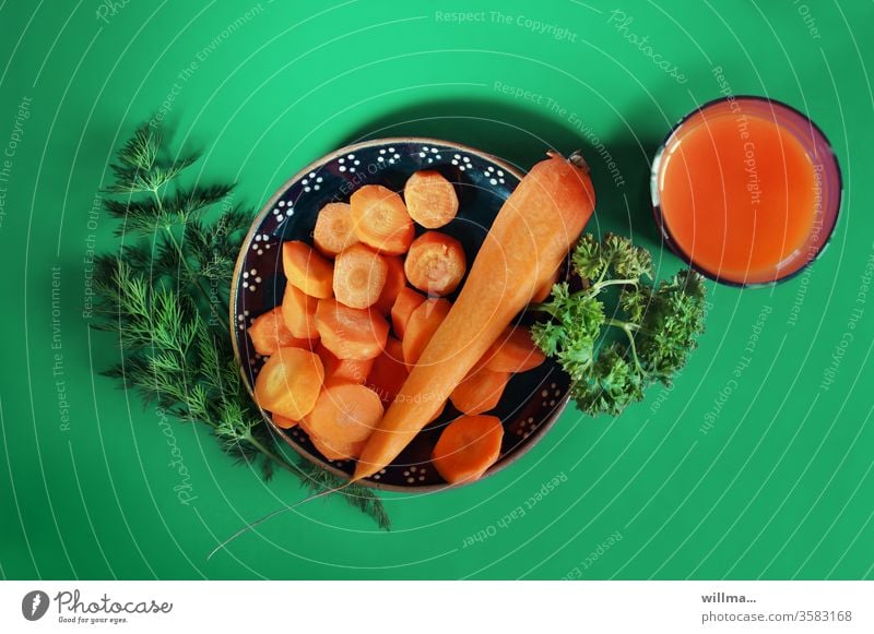 Karotten, Petersilie, Dill und Möhrensaft Gemüse frisch Vegetarische Ernährung Vegane Ernährung Bioprodukte Gesunde Ernährung Diät Foodfotografie lecker Teller