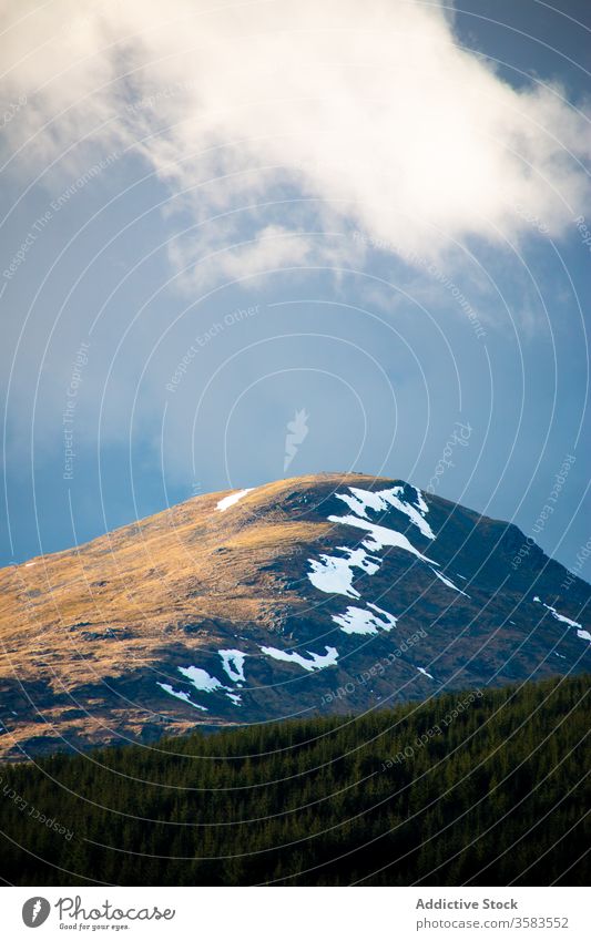 Berggipfel mit Schnee unter bewölktem Himmel Berge u. Gebirge Hügel Berghang Landschaft Frühling Cloud Natur Hochland Schottland Glen Coe Gipfel malerisch