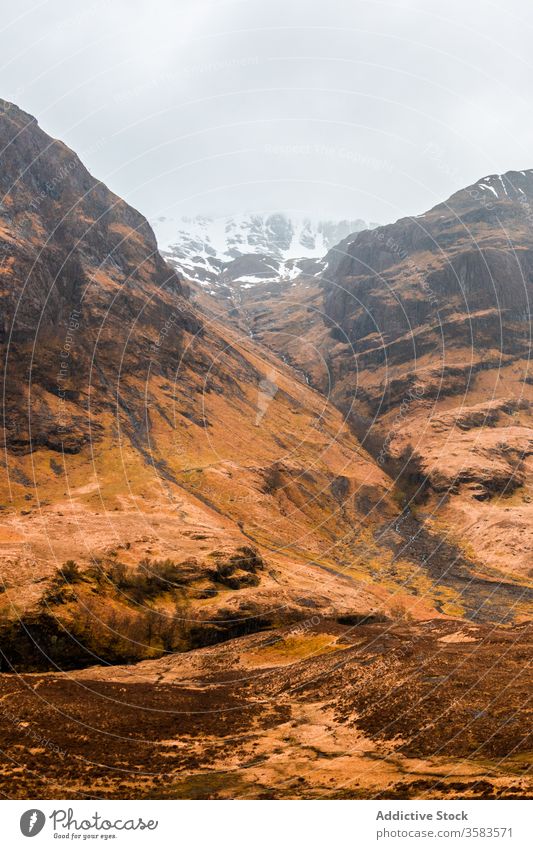 Abgelegene Straße in endlosem Gebirgstal Berge u. Gebirge Tal Hochland Felsen Natur Landschaft Route Kamm Ambitus Gelände Schottland Glen Coe Himmel wolkig Gras