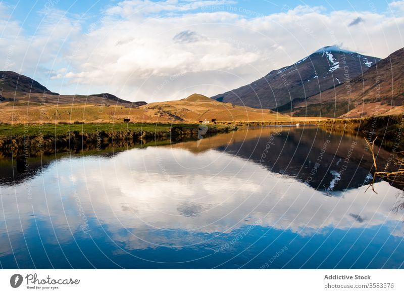 Bewölkter Himmel und Berg spiegeln sich im See Berge u. Gebirge Reflexion & Spiegelung Landschaft Windstille Gipfel Natur Schottland Hochland Glen Coe Wasser