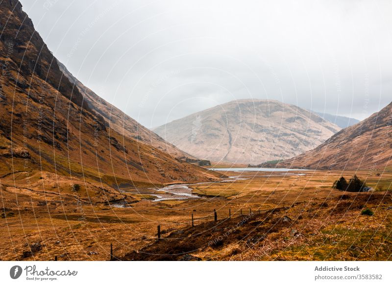 Abgelegene Straße in endlosem Gebirgstal Berge u. Gebirge Tal Hochland Felsen Natur Landschaft Route Kamm Ambitus Gelände Schottland Glen Coe Himmel wolkig Gras