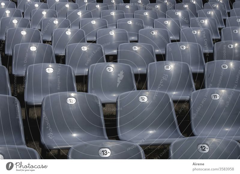 kein Sitzfleisch? Theater leer Stühle Bestuhlung Publikum Verbot Aufführung Oper Konzert frei Reihen Stuhlreihen grau Rang gestaffelt Sicht unbesetzt