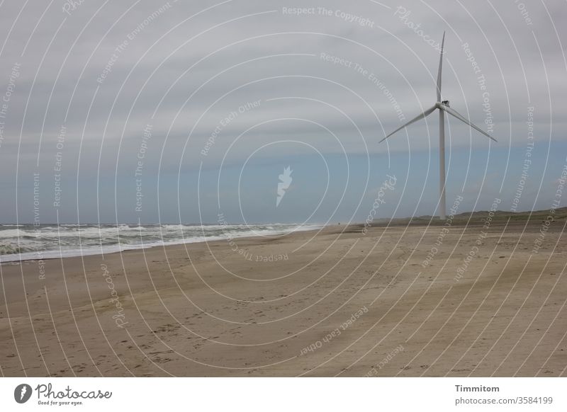 Windrad an dänischer Nordseeküste Meer Wasser Wellen Strand Sand Himmel Wolken Horizont Dänemark Menschenleer Farbfoto Gischt spuren im sand