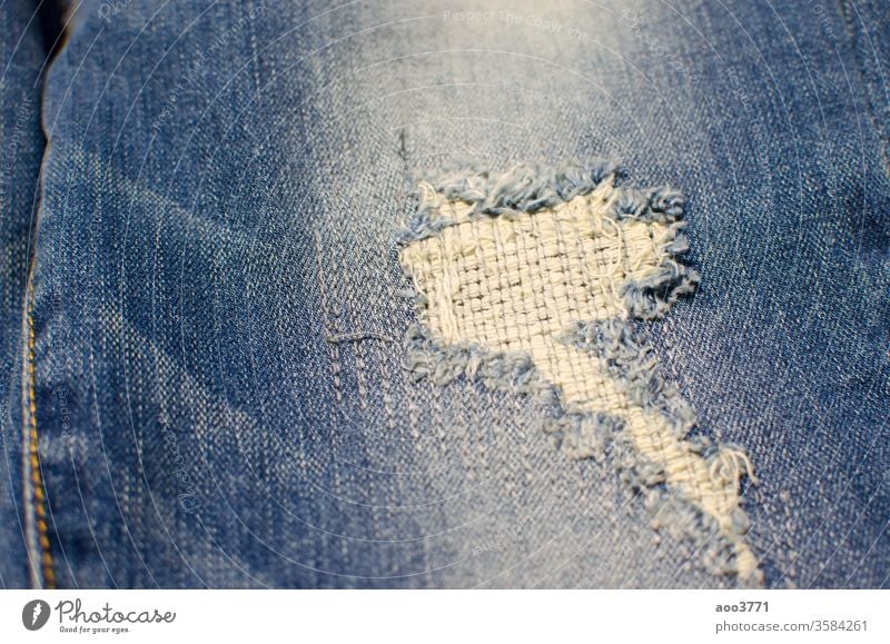 zerrissene Jeans abstrakt Hintergrund blau Leinwand lässig Nahaufnahme Stoff Bekleidung Jeansstoff Design Detailaufnahme Gewebe Mode Sehne Grunge Jeanshose