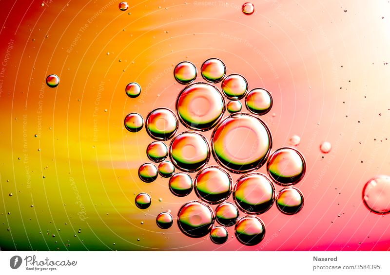 Öl auf Wasser wasser Öl und Wasser Farbfoto Experiment Flüssigkeit Detailaufnahme Nahaufnahme rot gelb grün