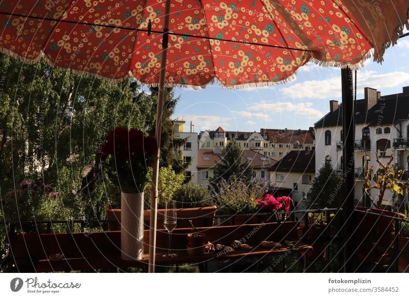 Balkonbrüstung mit Sonnenschirm retro Balkongeländer Balkonien Sektglas Balkonleben stimmung Häusliches Leben Single ein Glas Außenaufnahme Menschenleer