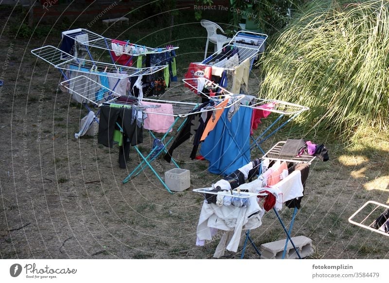 6 Wäscheständer draußen Wäscheleine Waschtag Wäsche waschen trocknen Haushalt Häusliches Leben Sauberkeit hängen Alltagsfotografie Menschenleer Bekleidung