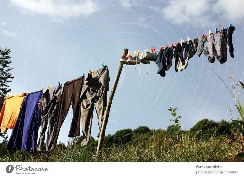 Wäschleine gegen Himmel Sauberkeit frisch Frischluft Schwarzweißfoto Alltagsfotografie hängen aufhängen Häusliches Leben Landleben Bekleidung Waschtag
