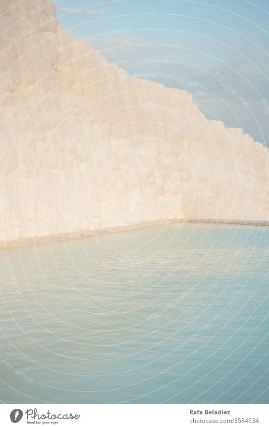 Wunderschöner Salzwassersee mit weißer Wand im Hintergrund See Natur wild im Freien Wasser blau Landschaft Truthahn