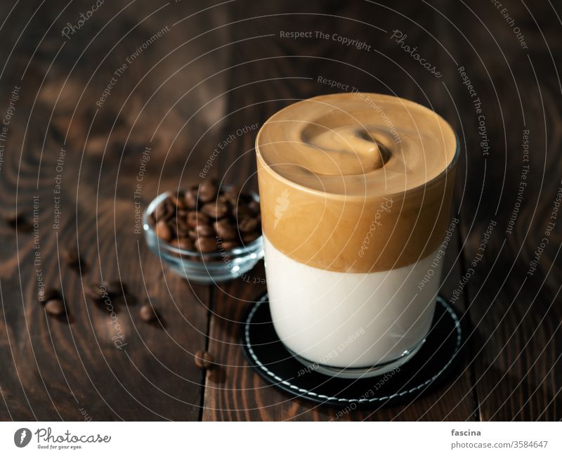 Dalgona-Kaffee, Kopierraum dalgona-kaffee Textfreiraum Holzhintergrund gepeitscht Glas trinken trendy Getränk Stilrichtung melken braun Tasse kalt Sahne