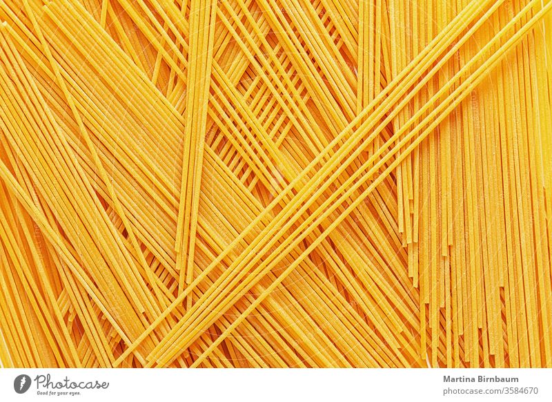 Ungekochte Spaghetti-Nudeln, flachgelegt Abendessen Küche Italienisch Lebensmittel Spätzle voller Rahmen lecker roh gelb keine Menschen Korn Weizen