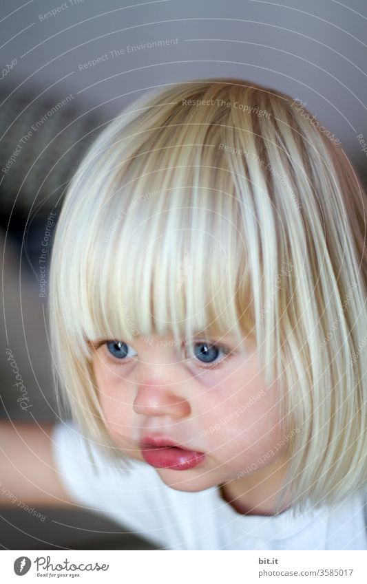Mädchen Kind klein Kleinkind blond Kindheit lachen Porträt Spielen Freude 1-3 Jahre niedlich Lächeln überrascht Überraschung Vorsicht vorsichtig Neugier