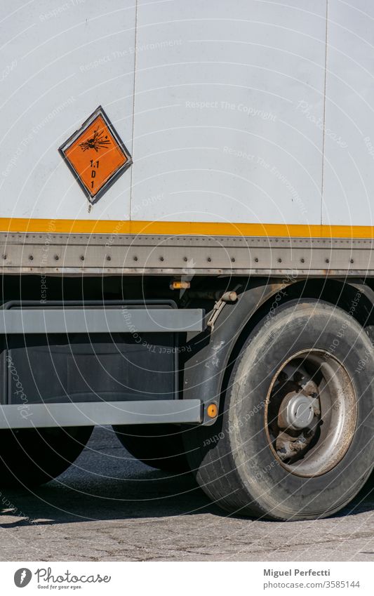 Lastkraftwagen für den Transport von Sprengstoffen, Gefahrzettel nach ADR kennzeichnet Sprengstoffe bei der Beförderung gefährlicher Güter. Lastwagen