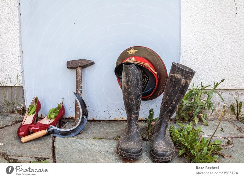 Hammer und Sichel mit Schuhen hammer und sichel Mütze Symbole & Metaphern Kommunismus Werkzeug Sowjetunion Russland Marxismus-Leninismus Militärmütze Stiefel