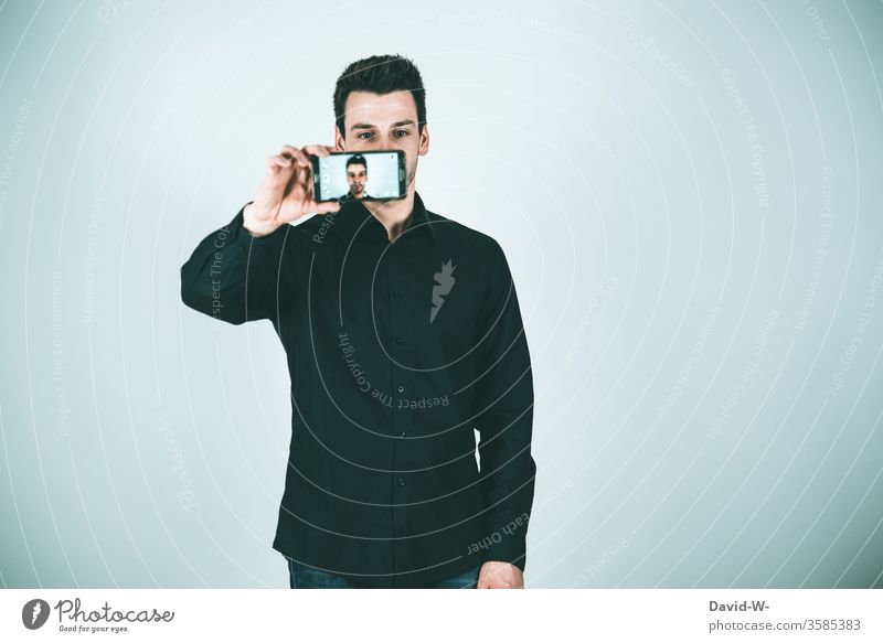 Mann macht ein Selfie mit dem Handy selfie Erwachsene Lifestyle Farbfoto Technik & Technologie Fotografie Mensch 1 Freude Fotokamera Telefon Mobile Lächeln