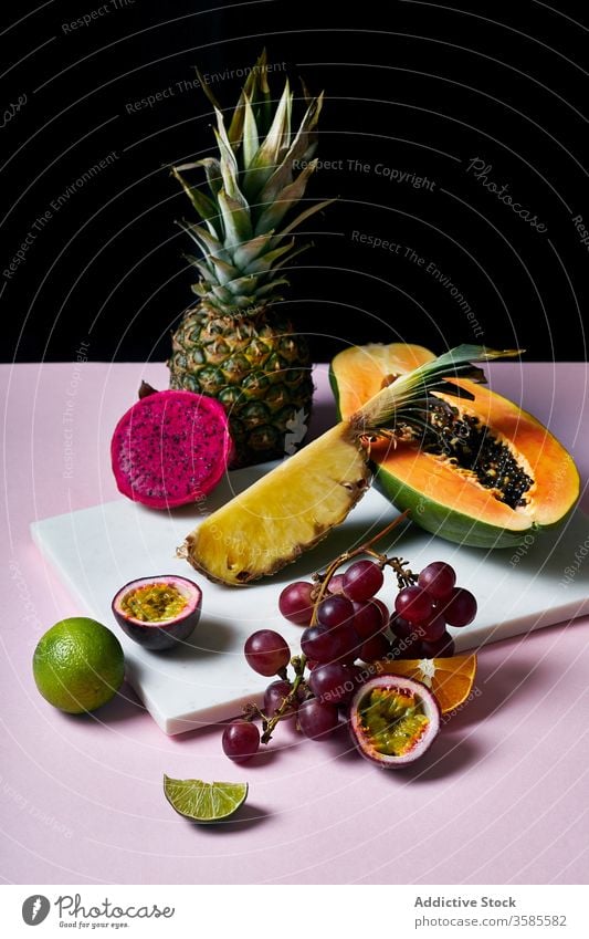 Stilleben mit tropischen Früchten Frucht exotisch Papaya Hawaii Zutaten natürlich organisch Lebensmittel pitaya Drache Leidenschaft Südfrüchte grün farbenfroh