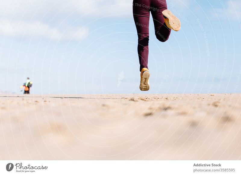 Pflanzeninhalt Frau springt auf Sandstrand sorgenfrei springen genießen Sommer Freiheit sich[Akk] entspannen Inhalt positiv verträumt lässig Jeanshose Turnschuh